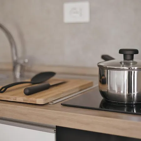 Hostmate - - Doria's Light - Stazione Apartment Milan